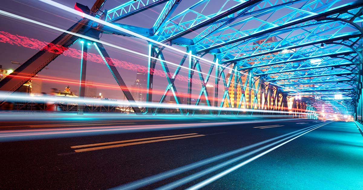 Autojen valojuovia sillalla