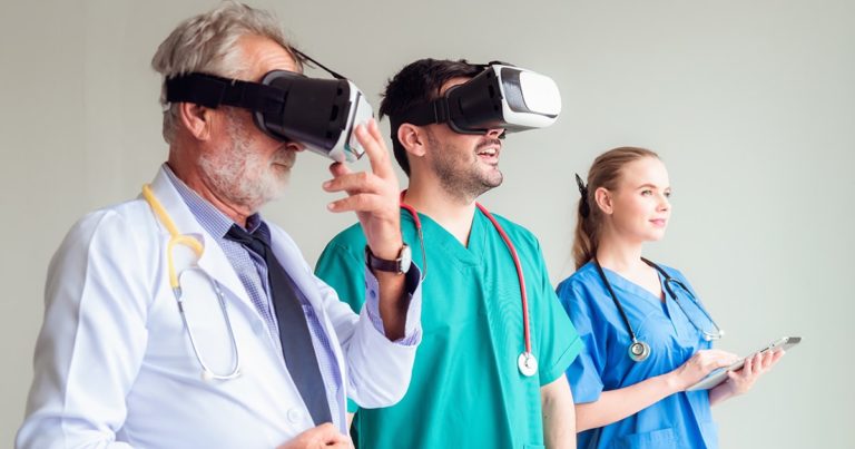 VR-lasit ja lääkärit